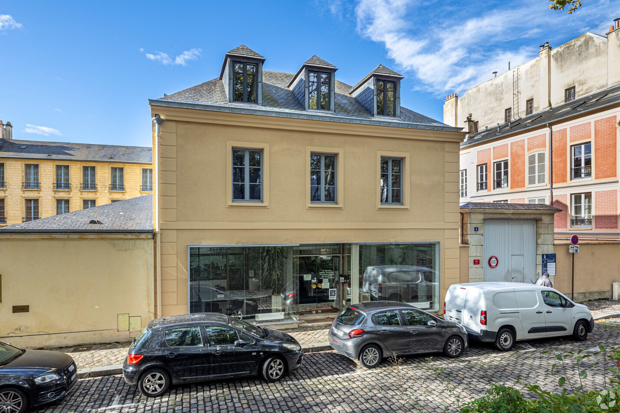 Office/Retail in Versailles for lease Building Photo- Image 1 of 3