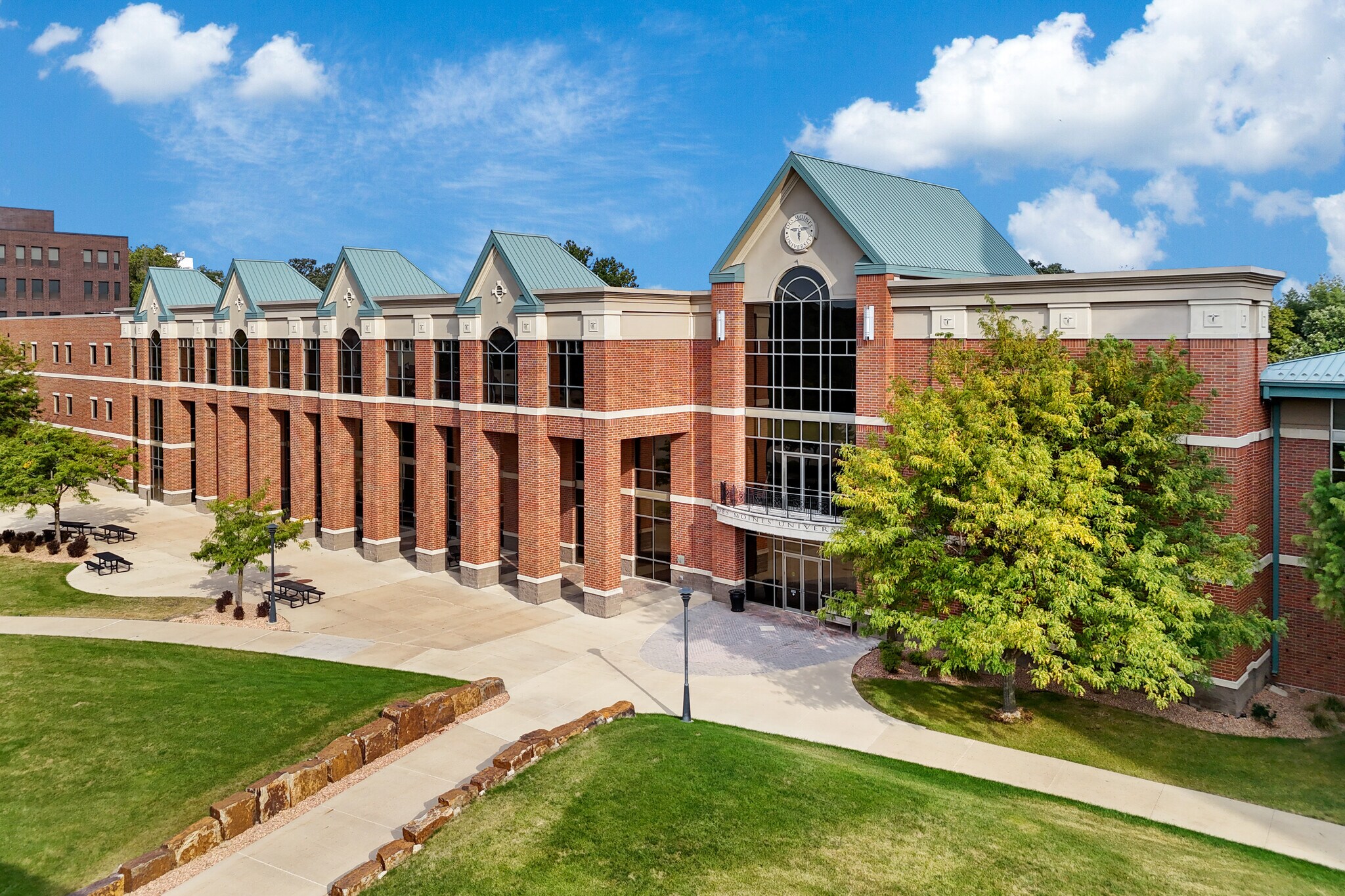 3300 Grand Ave, Des Moines, IA for lease Building Photo- Image 1 of 11