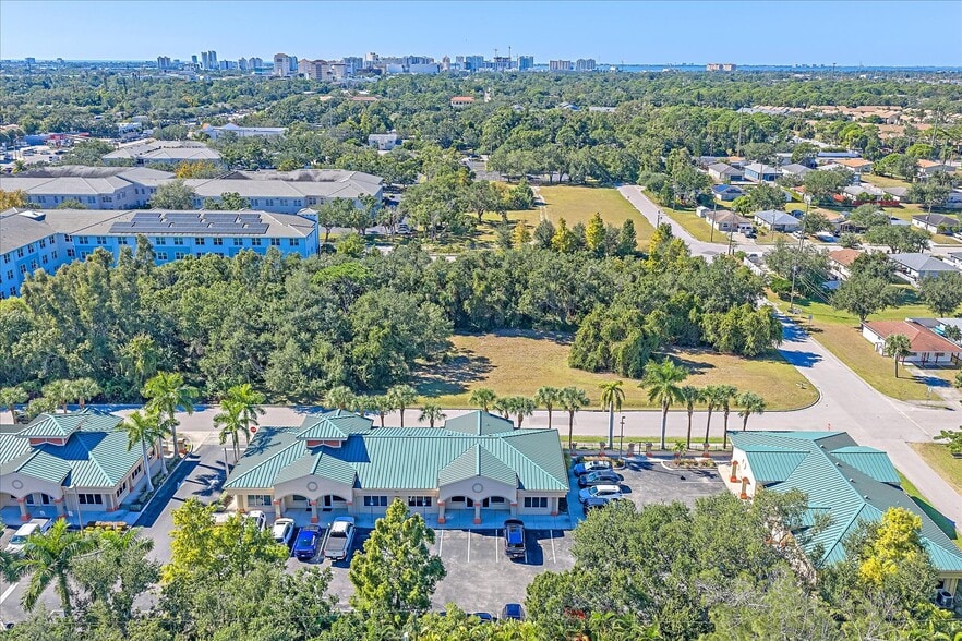 306 N Rhodes Ave, Sarasota, FL for sale - Building Photo - Image 3 of 15