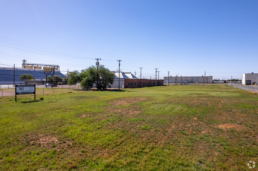 220 30th St, Lubbock, TX for lease - Building Photo - Image 3 of 11