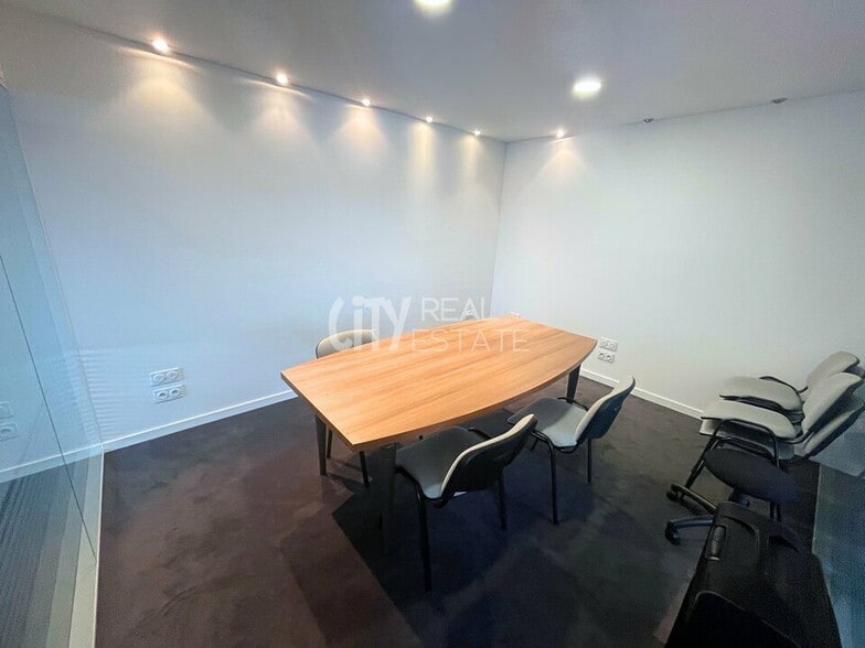 Office in Lyon for lease - Interior Photo - Image 3 of 8