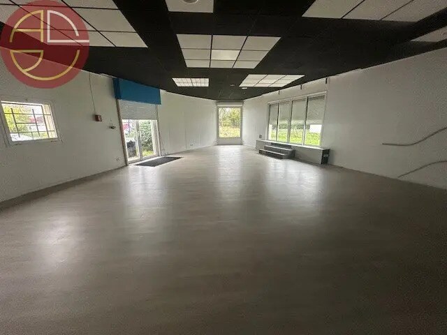 Retail in Launaguet for sale Interior Photo- Image 1 of 9