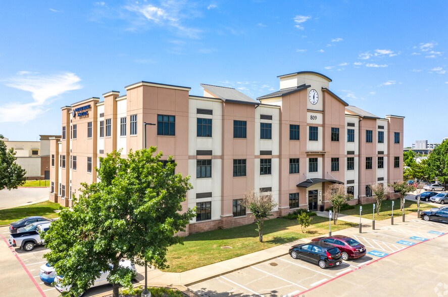809 W Harwood Rd, Hurst, TX for sale - Building Photo - Image 1 of 1