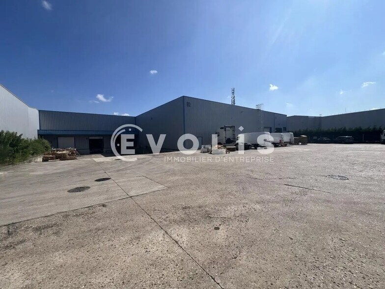 Industrial in Santeny for lease - Building Photo - Image 1 of 12