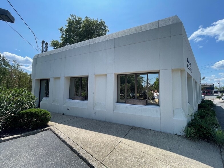 901 Old Country Rd, Plainview, NY for lease - Building Photo - Image 3 of 16