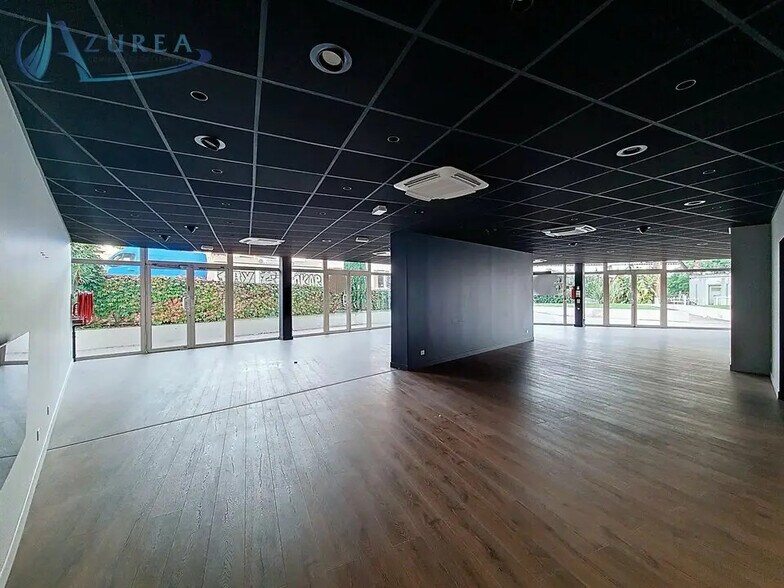 Retail in Saint-Laurent-du-Var for lease - Interior Photo - Image 3 of 9