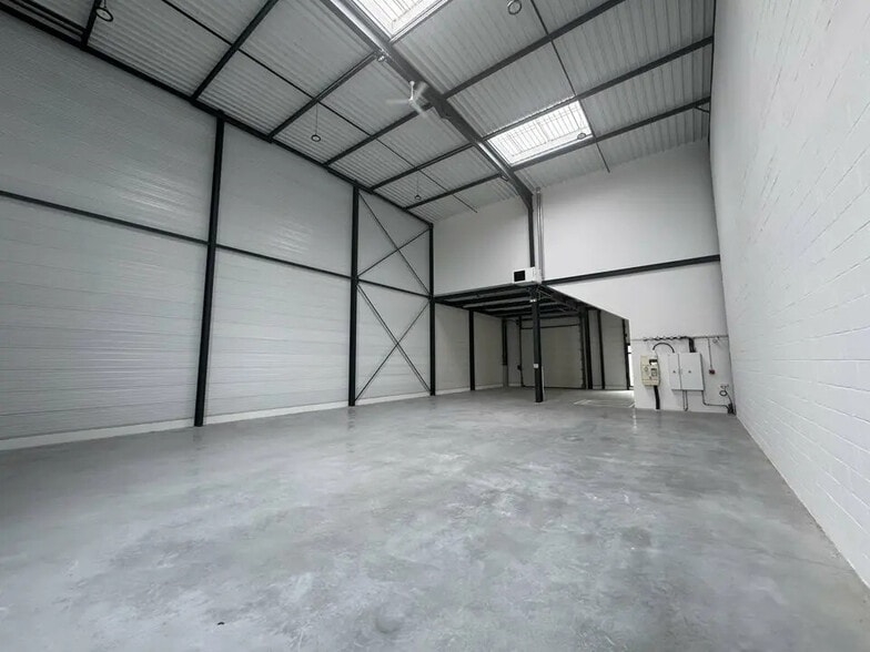 Flex in Chalifert for lease - Interior Photo - Image 2 of 4