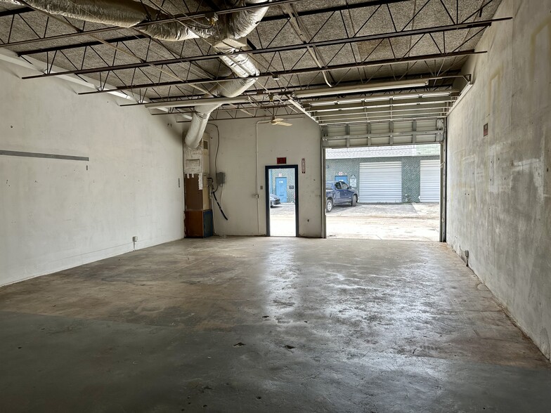 4613-4615 NW 8th Ave, Oakland Park, FL for lease - Interior Photo - Image 3 of 5