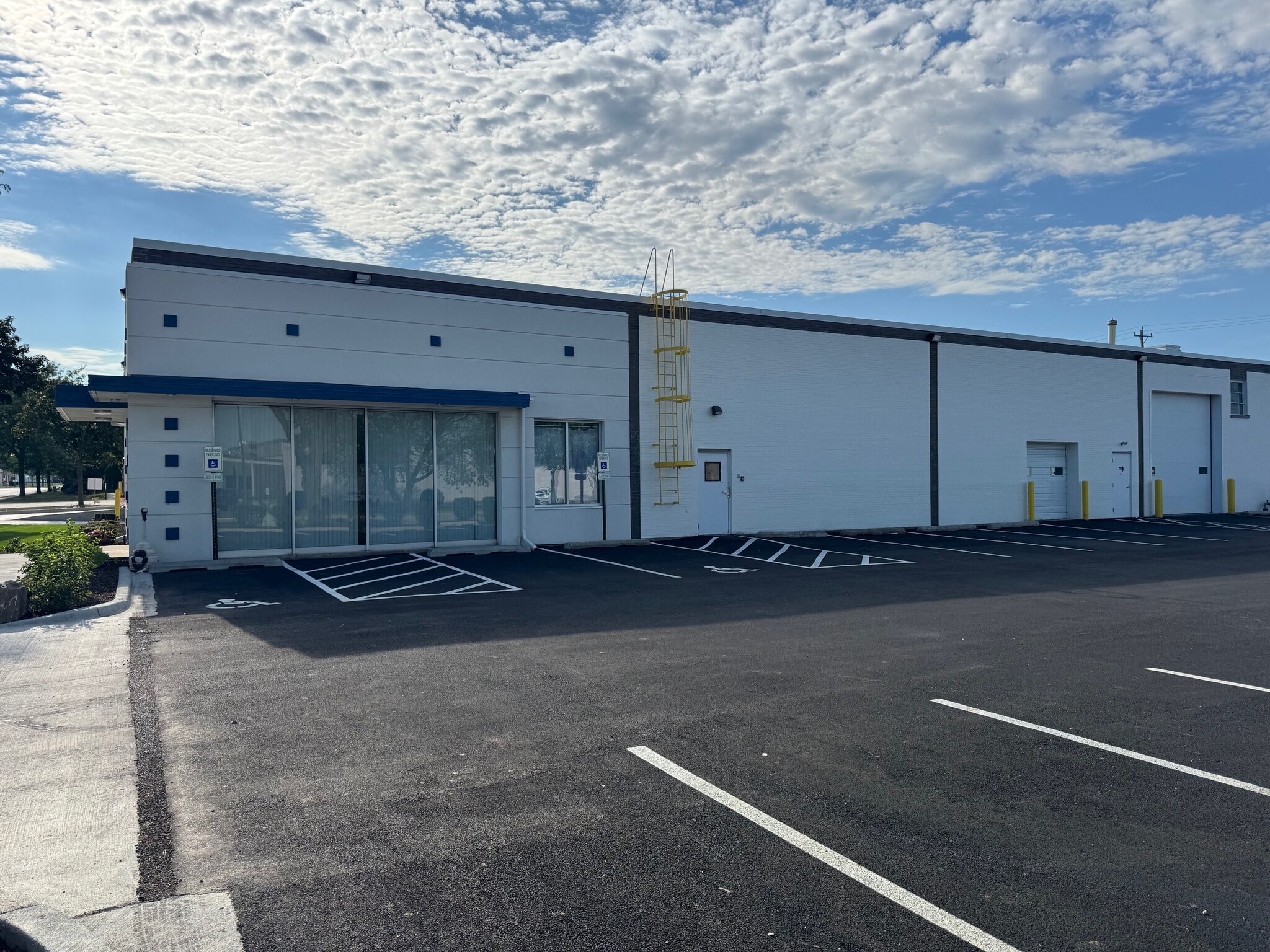 1090 Pratt Blvd, Elk Grove Village, IL for lease Building Photo- Image 1 of 5