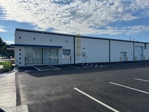 1090 Pratt Blvd, Elk Grove Village, IL for lease Building Photo- Image 1 of 5