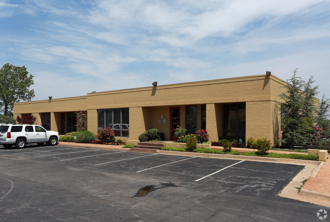 6130 S Maplewood Ave, Tulsa, OK 74136