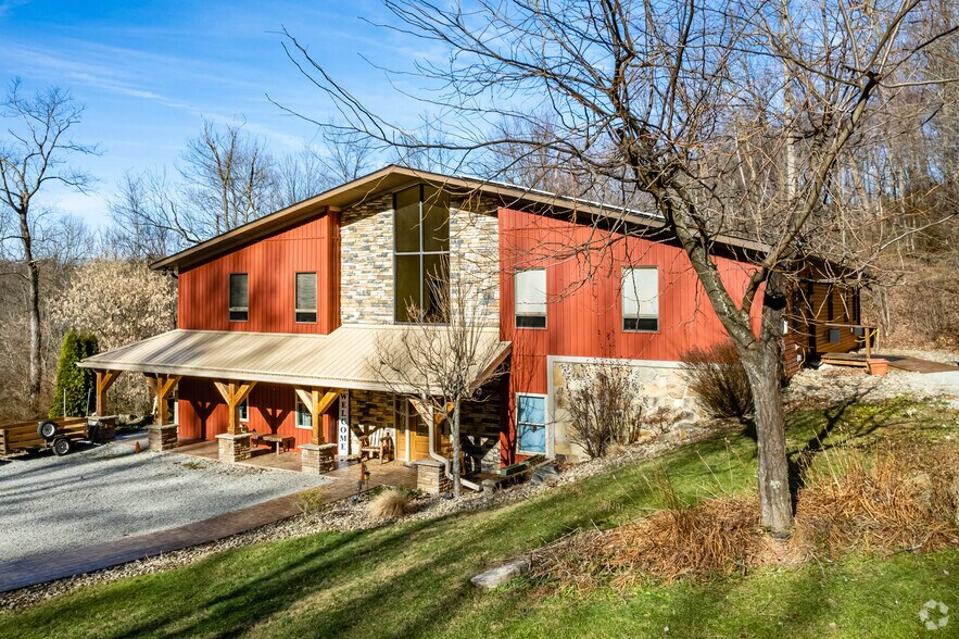 2010 Emerald Valley Rd, Vanderbilt, PA for sale - Primary Photo - Image 1 of 1