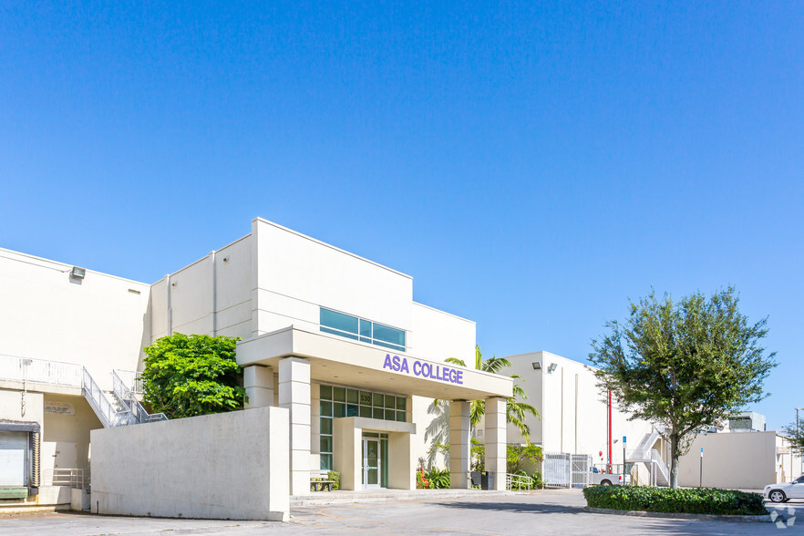 530 W 49th St, Hialeah, FL for lease - Primary Photo - Image 1 of 2