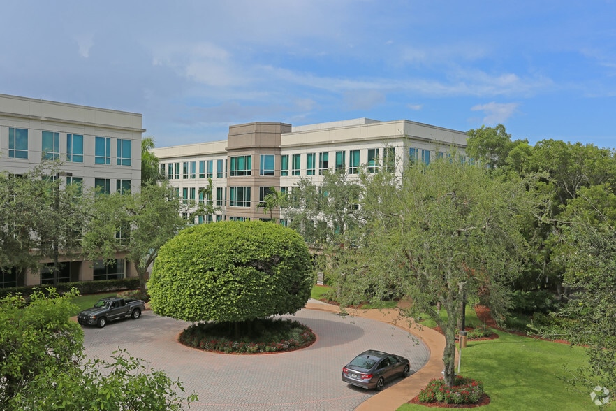 2385 NW Executive Center Dr, Boca Raton, FL for lease - Building Photo - Image 2 of 7
