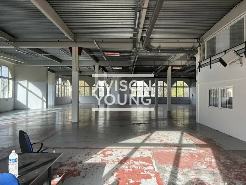 Flex in Aubervilliers for lease - Interior Photo - Image 2 of 10