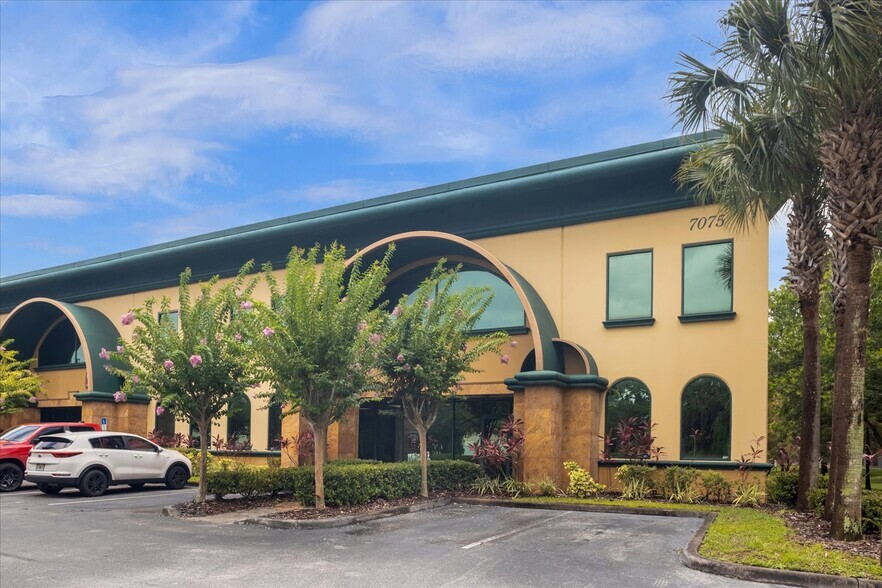 6881 Kingspointe Pky, Orlando, FL for lease - Building Photo - Image 2 of 3