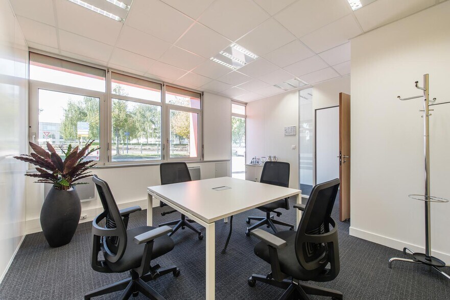 1 Rue Du Commandant Mouchotte, Paray-Vieille-Poste for lease - Interior Photo - Image 1 of 22