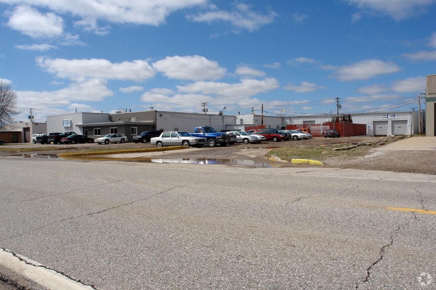41135 Irwin Dr, Harrison Township, MI for lease - Building Photo - Image 2 of 6