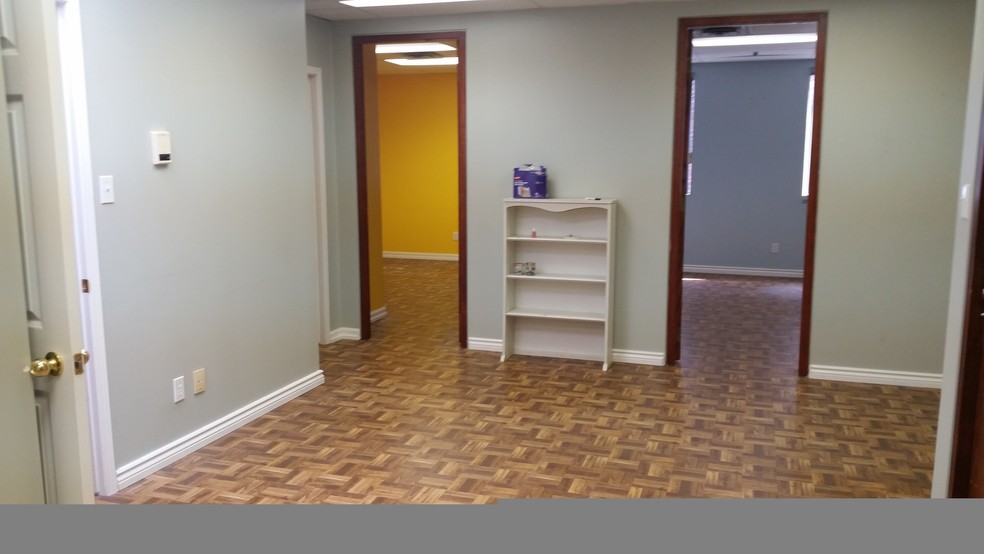 635-639 College St, Toronto, ON for lease - Interior Photo - Image 3 of 9