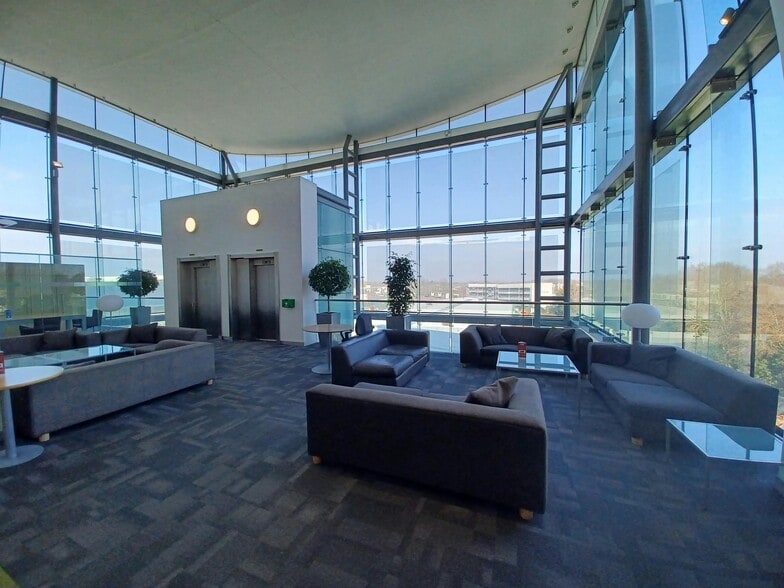 Doncastle Rd, Bracknell for lease - Interior Photo - Image 2 of 8