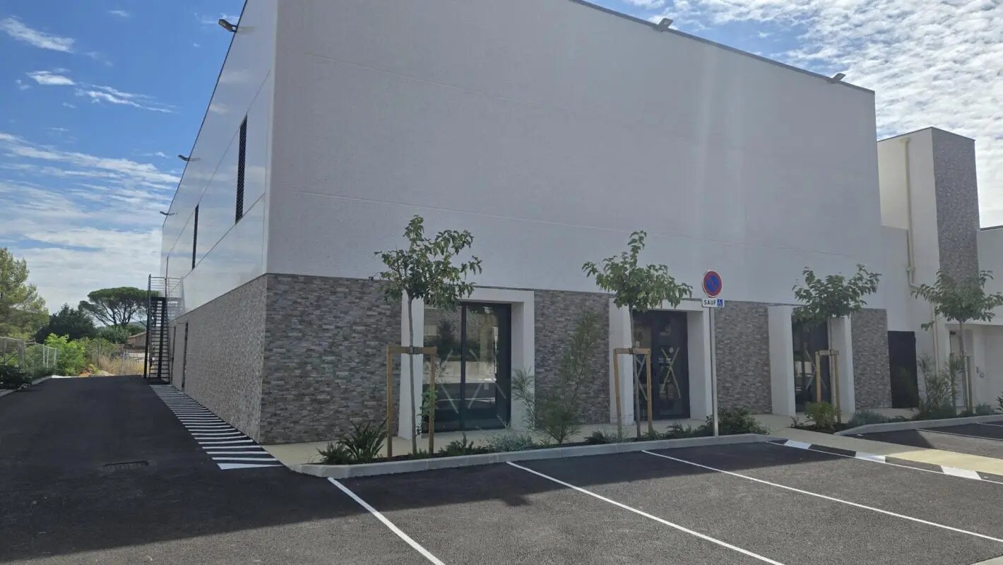 Retail in Cuers for lease Building Photo- Image 1 of 6