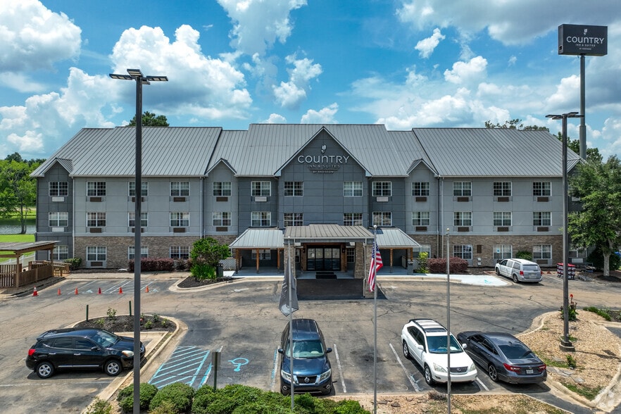 3051 White Blvd, Pearl, MS for sale - Primary Photo - Image 1 of 1