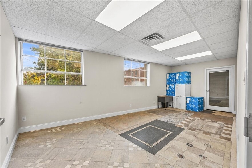 31 Warren Pl, Mount Vernon, NY for lease - Interior Photo - Image 2 of 10