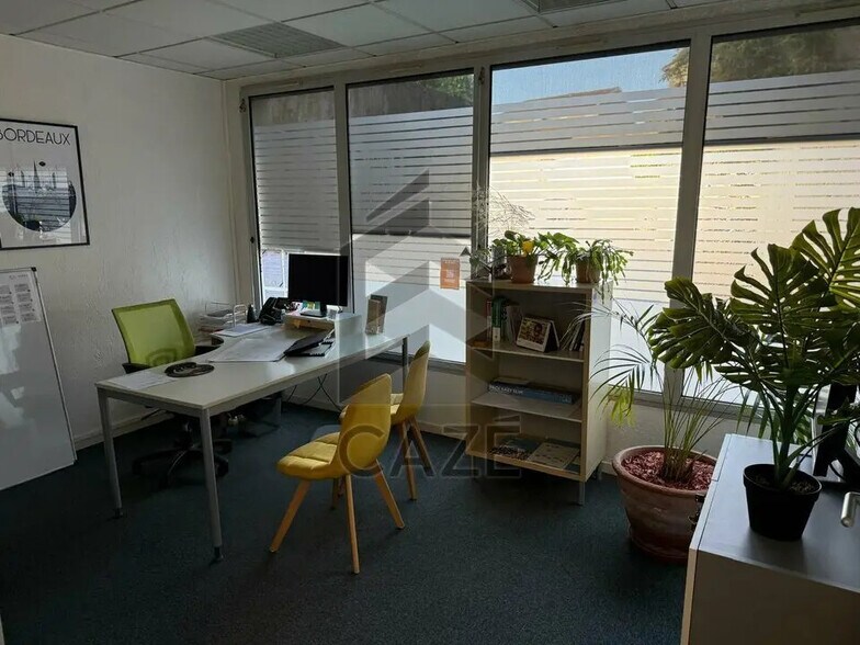 Office in Bordeaux for lease - Interior Photo - Image 3 of 6