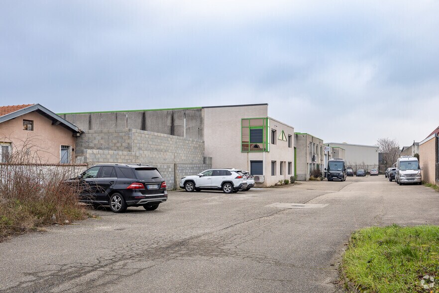 in Décines-Charpieu for sale - Primary Photo - Image 1 of 1