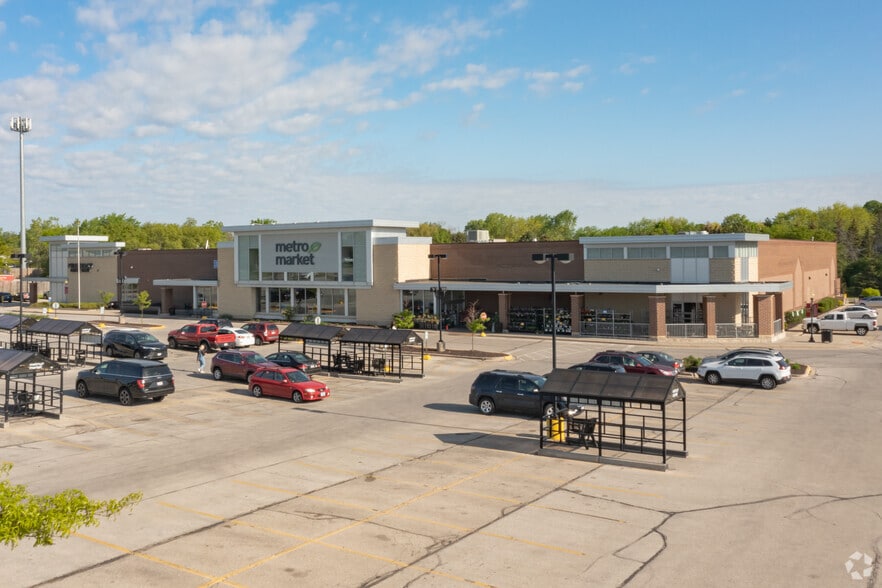 17430-17680 W Bluemound Rd, Brookfield, WI for lease - Building Photo - Image 1 of 12