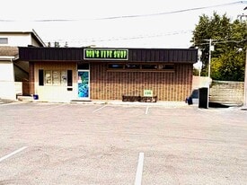 802 Lima St, Wapak OH - Parking Garage