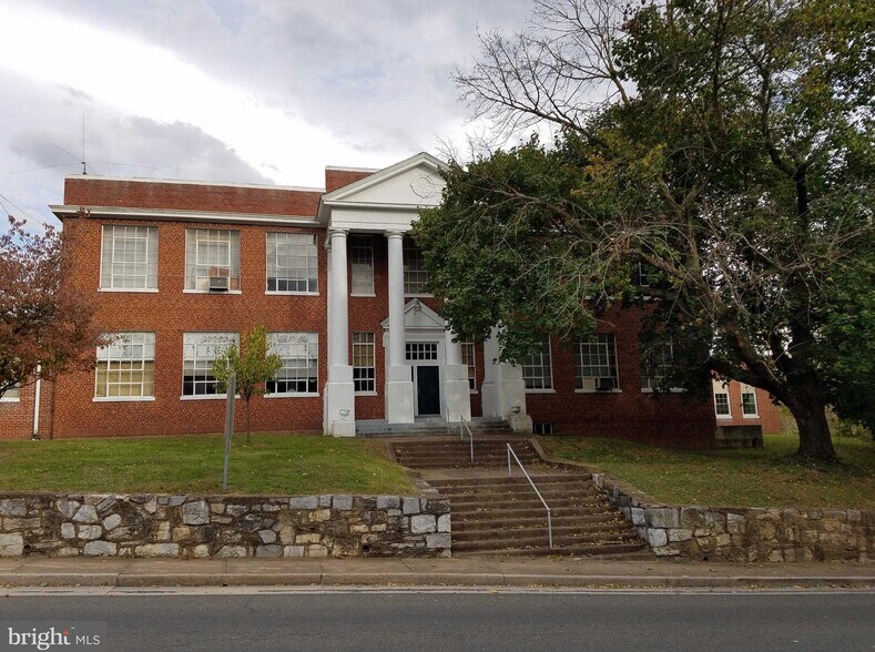 131 Triplett, Mount Jackson, VA for sale - Primary Photo - Image 1 of 1