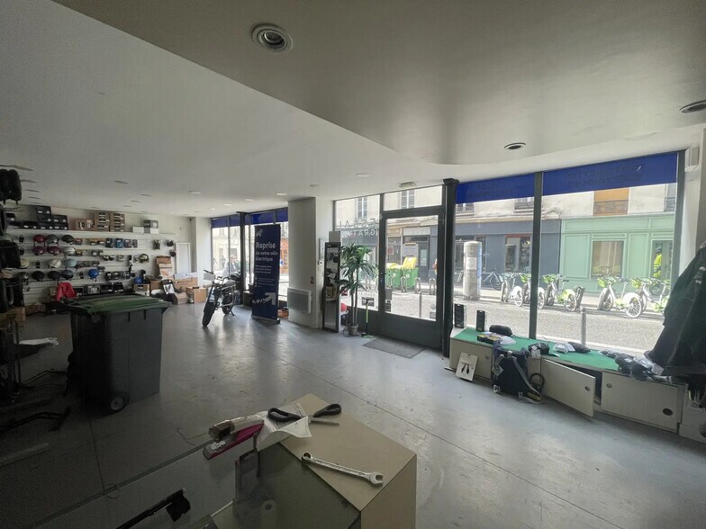 Retail in Paris for lease - Interior Photo - Image 2 of 5
