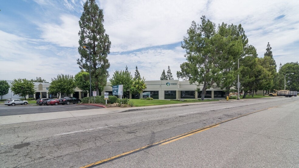 11925-11933 Los Nietos Rd, Santa Fe Springs, CA for lease - Building Photo - Image 2 of 12