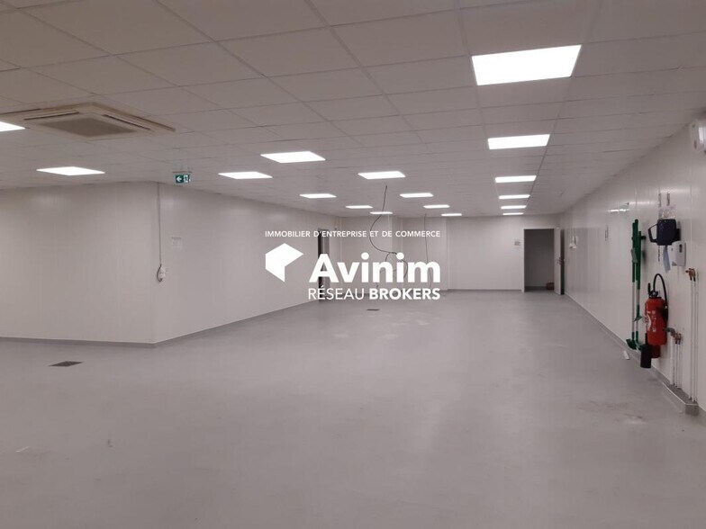 Retail in Chambéry for lease - Interior Photo - Image 1 of 3