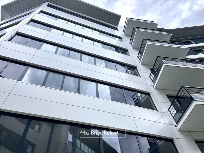 Office in Tassin-la-Demi-Lune for sale - Building Photo - Image 1 of 18