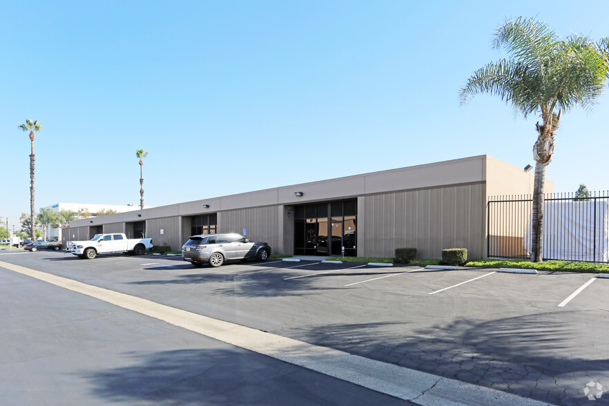 1050 W Katella Ave, Orange, CA for lease - Building Photo - Image 2 of 6