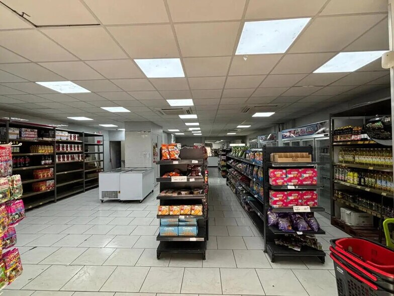 Retail in Paris for lease - Building Photo - Image 3 of 6