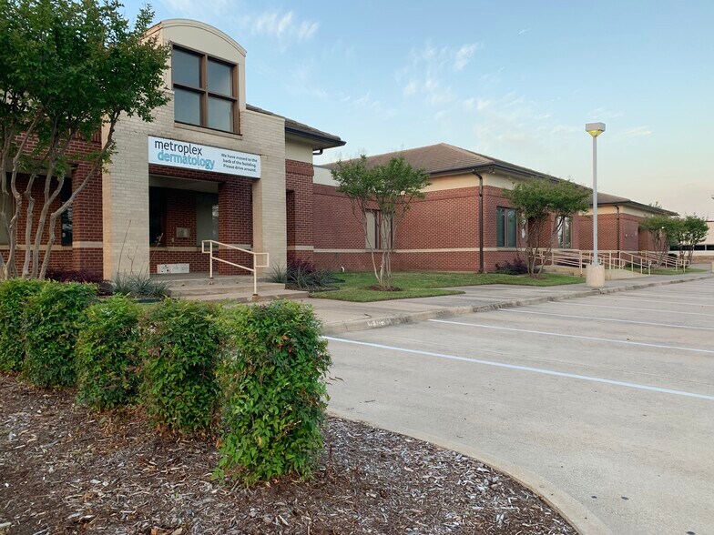 300 W Arbrook Blvd, Arlington, TX for sale - Primary Photo - Image 1 of 1