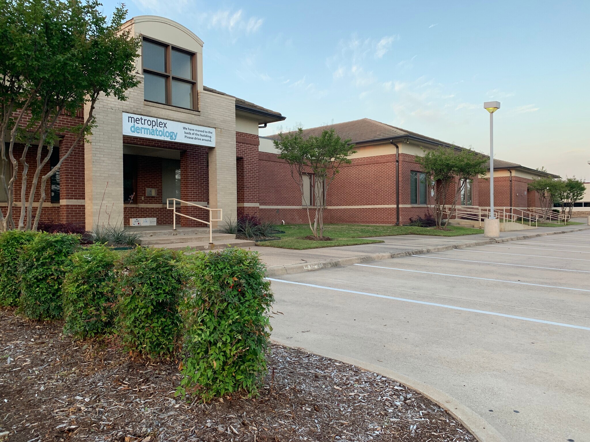 300 W Arbrook Blvd, Arlington, TX for sale Primary Photo- Image 1 of 1