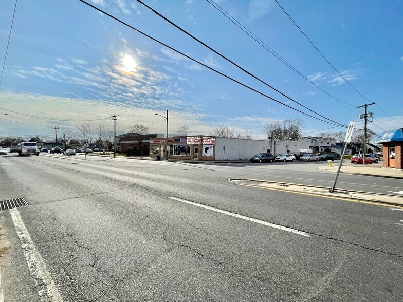 711715 N Wellwood Ave, Lindenhurst, NY 11757