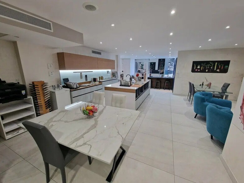 Retail in Saint-Laurent-du-Var for lease - Interior Photo - Image 3 of 5