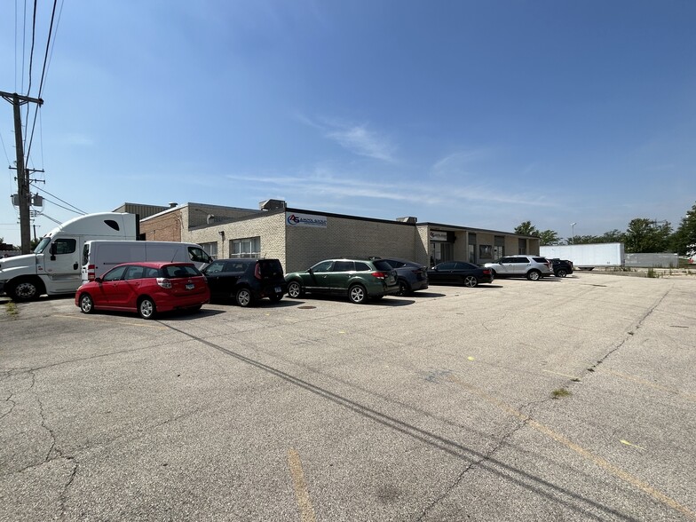 521 Santa Rosa Dr, Des Plaines, IL for lease - Building Photo - Image 3 of 11