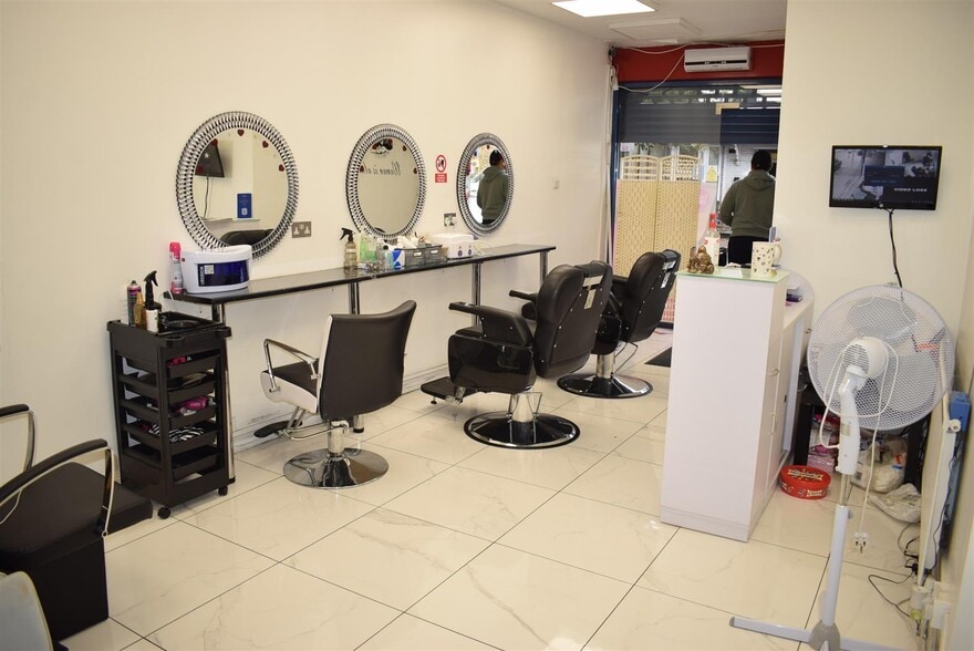 136 High Rd, London for lease - Building Photo - Image 3 of 14