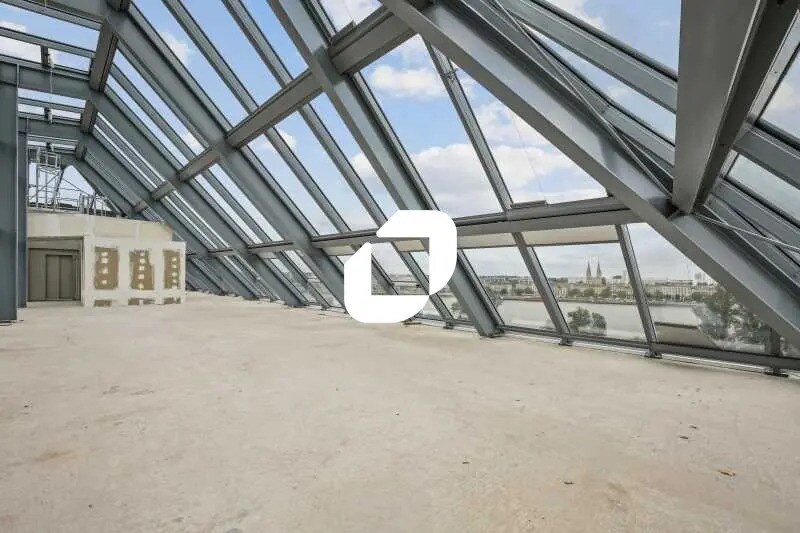 Retail in Bordeaux for sale Interior Photo- Image 1 of 11