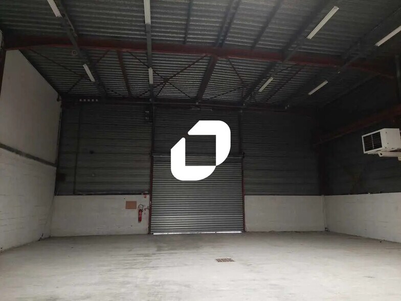 Flex in Coignières for lease - Interior Photo - Image 2 of 11