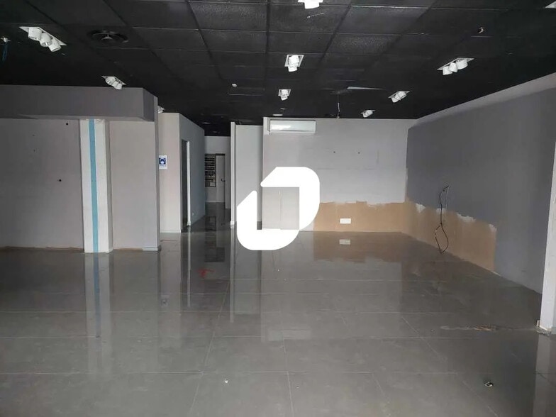 Retail in Coignières for lease - Interior Photo - Image 1 of 3