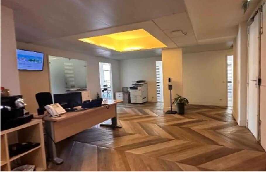 2 Rue Lord Byron, Paris for lease - Interior Photo - Image 2 of 10