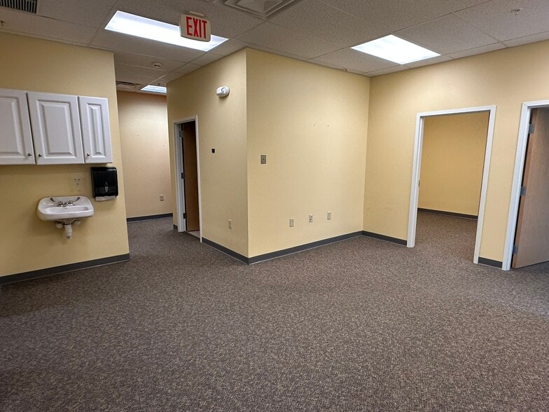 400 Enterprise Expy, Scarborough, ME for lease - Building Photo - Image 3 of 6