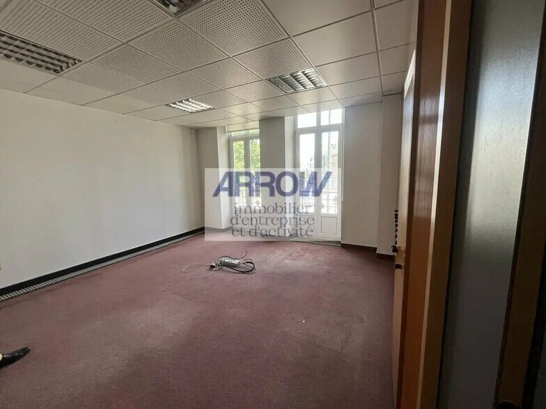 Retail in Nantes for sale - Interior Photo - Image 2 of 8